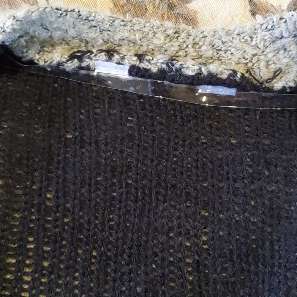 ๐Super Nice Aztec Sweater - Picture 4 of 6